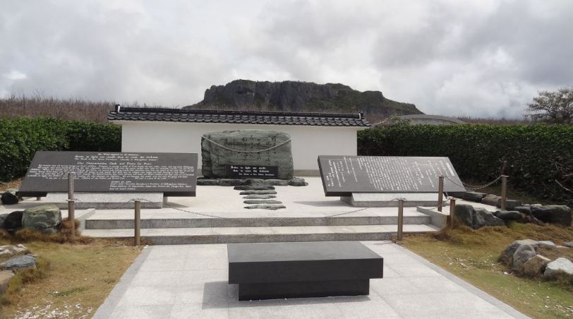 From Banzai cliff, you face Suicide Cliff to the south, and other memorial markers